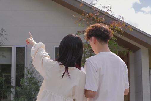 住宅の購入を検討する若い夫婦 住宅の購入を検討する若い夫婦 住宅購入,新居,住宅ローンの写真素材