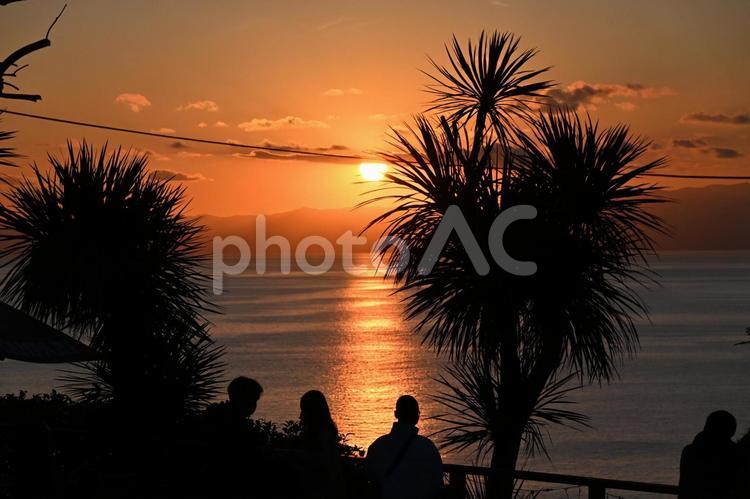 江の島から見た伊豆半島に沈む夕日 江の島,伊豆半島,夕日の写真素材