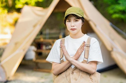 A woman doing a solo camp that reveals negative emotions, lager, solo-camp, fem, JPG