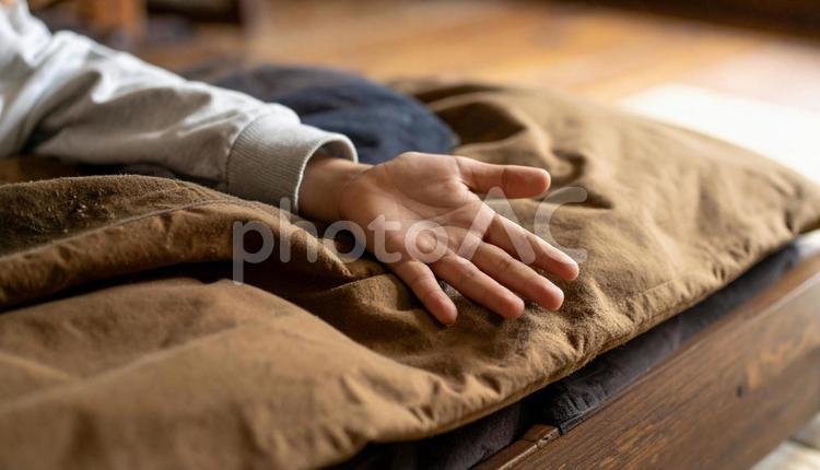 昔話　病気の男の子が手を差し伸べる 昔話,病気,男の子の写真素材