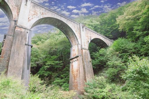 下から見上げるめがね橋 めがね橋,旧信越本線,碓氷第三アーチの写真素材