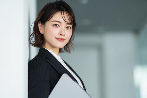 ビジネスウーマンとノートパソコン-2の写真