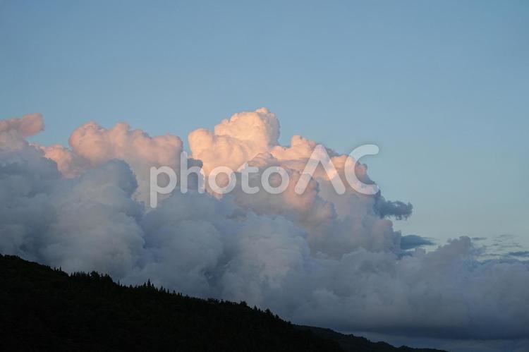 青空に沸き立つ入道雲の風景 空,雲,晴天の写真素材