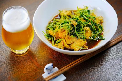 ビールと豆苗の炒め物 ビールと豆苗の炒め物 食事,食卓,晩酌の写真素材