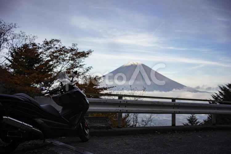 ツーリングで富士山の見える場所で休憩 富士山,バイク,スクーターの写真素材
