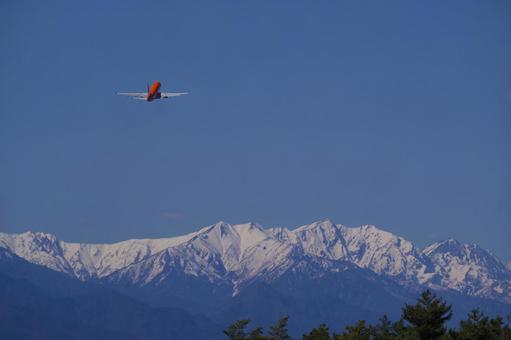 飛行機と雪山 飛行機と雪山 飛行機,雪山,青空の写真素材