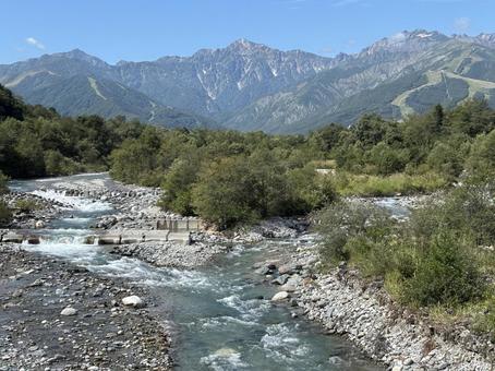 松川大橋から望む夏の五竜岳 松川大橋から望む夏の五竜岳の写真