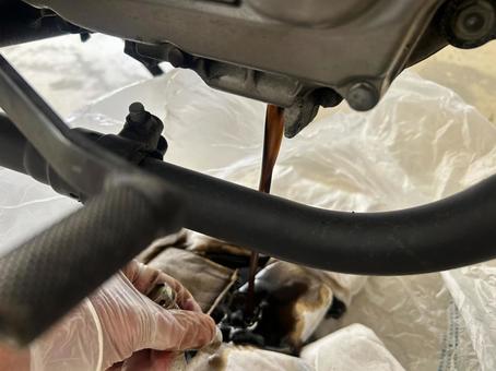 ミニバイクのオイル交換 オイル交換,ミニバイク,バイクの写真素材