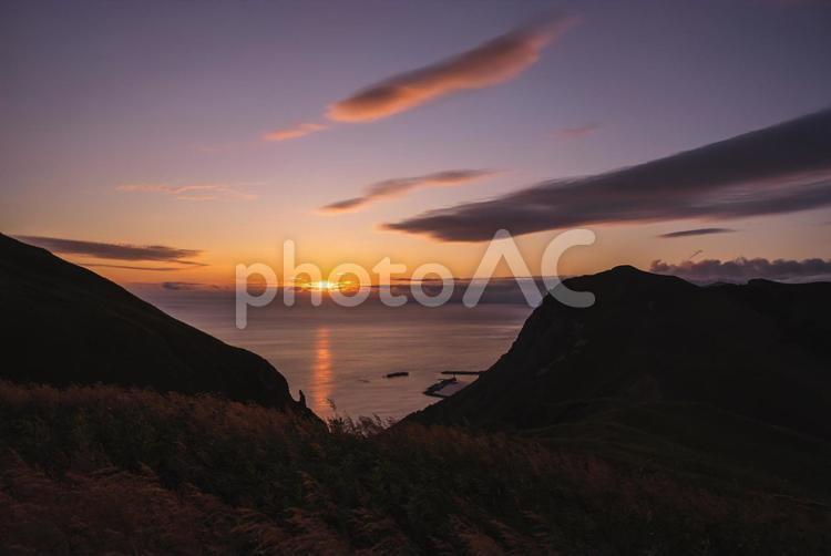 礼文島・桃岩展望台から見る夕日 風景,自然,空の写真素材