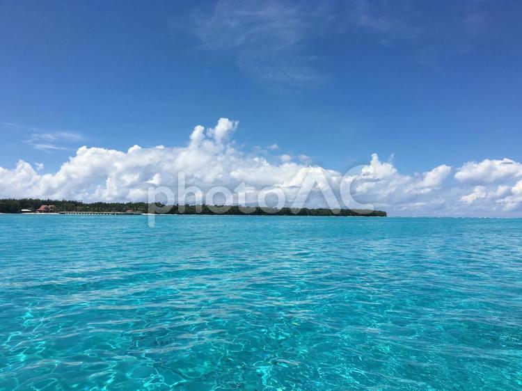 船から撮影した夏の海-グアム海外旅行 海,夏,砂浜の写真素材