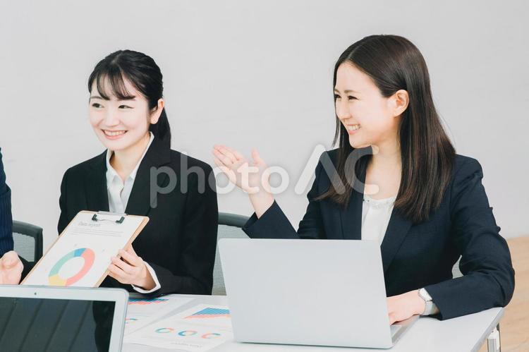 会議室にいるスーツ姿のビジネスウーマン ビジネス,会議,企業の写真素材