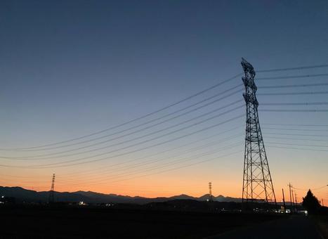 夕方の影絵みたいな風景2 夕日,夕陽,送電線の写真素材