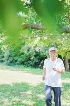 外でランニングをする高齢の男性 祖父,外,ウォーキングの写真素材