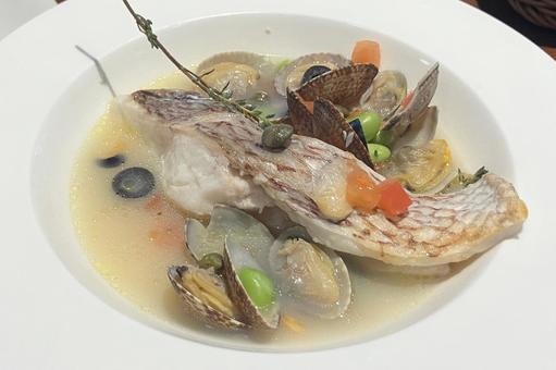 タイのアクアパッツア タイのアクアパッツア 鯛,魚介類,ハーブの写真素材