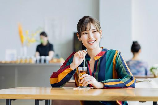カフェでくつろぐ若い女性 カフェでくつろぐ若い女性 カフェ,女性,笑顔の写真素材