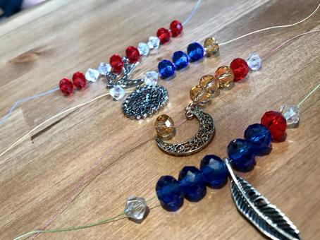 三日月と羽根チャームのアクセサリ 三日月と羽根チャームのアクセサリ ビーズ,ハンドメイド,アクセサリーの写真素材