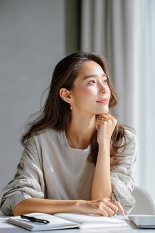 思考にふける美しい女性 思考にふける美しい女性の写真