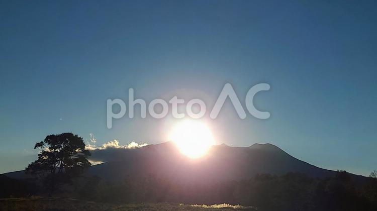 夕空と御嶽山(御岳山)の風景・信州から撮影 御嶽山,夕空,夕景の写真素材