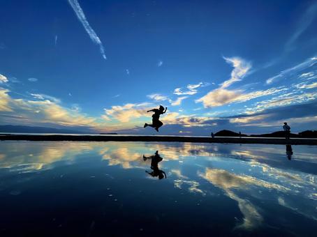 鏡面の海 鏡面の海 海,青,黒の写真素材