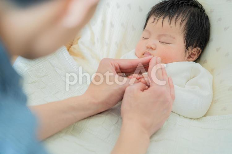 パパと赤ちゃんのふれあいハート 赤ちゃん,新生児,パパの写真素材