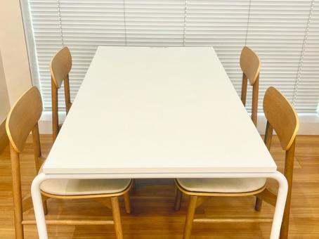 白いテーブルと椅子のセット(4名席) 白いテーブルと椅子のセット(4名席) テーブル,椅子,休憩の写真素材