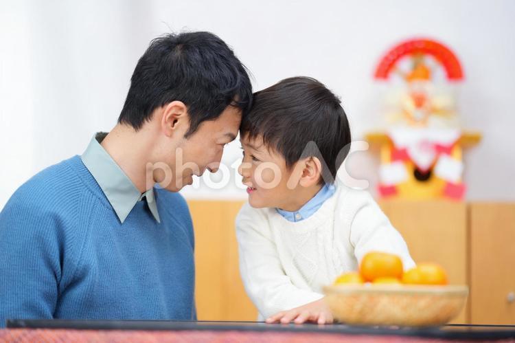 おでこをつける仲良し親子 親子,男性,男の子の写真素材