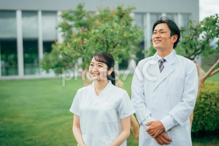 白衣を着た男女 医者,病院,医師の写真素材