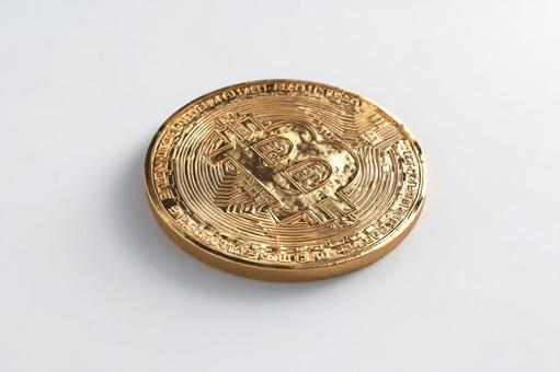 クリーンな背景に際立つビットコイン クリーンな背景に際立つビットコインの写真