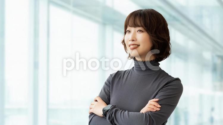 腕を組んで微笑むビジネスウーマン 女性,ビジネス,笑顔の写真素材
