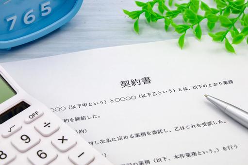契約書のある机上風景 契約書,合意,取引の写真素材
