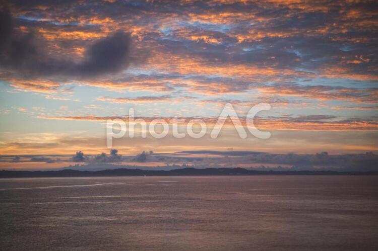 夕焼け空と海 夕陽,夕日,夕焼けの写真素材