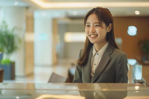 受付で微笑む女性　ビジネスウーマンの写真