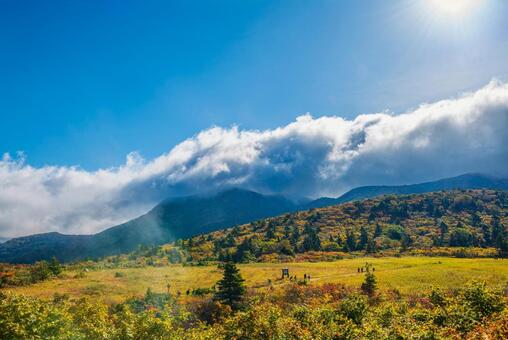 紅葉の須川高原から望む栗駒山 空,風景,風の写真素材
