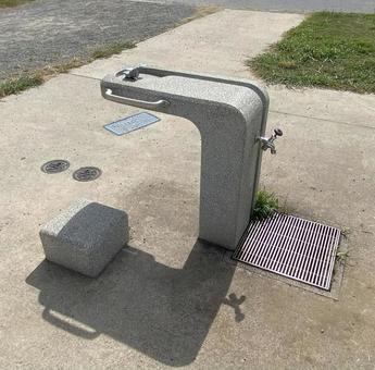 近代的な水飲み場 近代的な水飲み場 水飲み場,公園,蛇口の写真素材