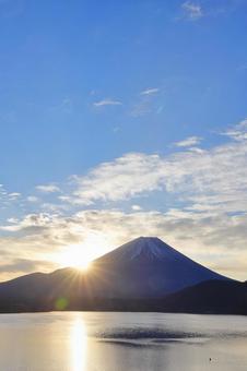 本栖湖からの日の出 本栖湖からの日の出の写真