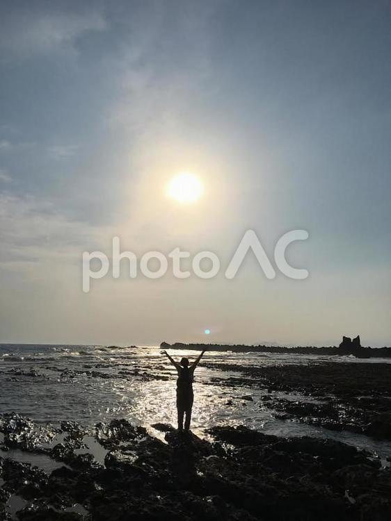 海と夕日に向かって 夕日,海,夕焼けの写真素材