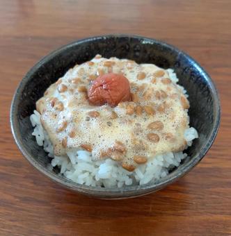 こまちご飯に納豆と紫蘇漬け梅干しの茶碗飯 こまちご飯に納豆と紫蘇漬け梅干しの茶碗飯 茶碗飯,朝食,朝ご飯の写真素材