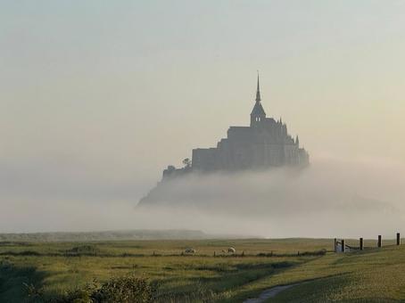 朝もやに浮かぶモンサンミッシェル 朝もやに浮かぶモンサンミッシェル モン・サン・ミシェル,モン・サン・ミッシェル,モンサンミッシェルの写真素材