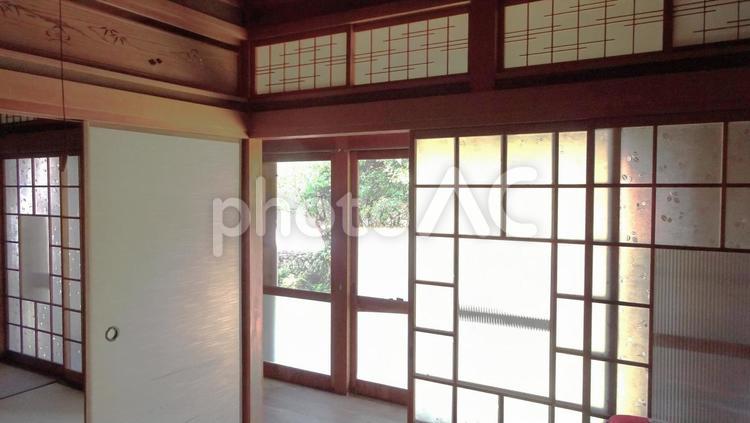 昭和レトロな家の室内・昔の建具 和室,廊下,襖の写真素材