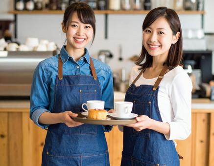 笑顔で迎えるカフェ店員 笑顔で迎えるカフェ店員の写真