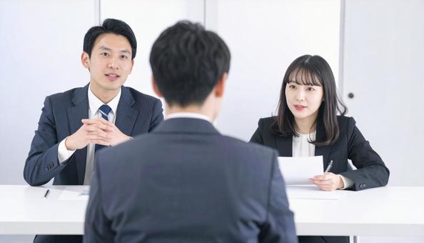 面接をする面接官 面接をする面接官の写真