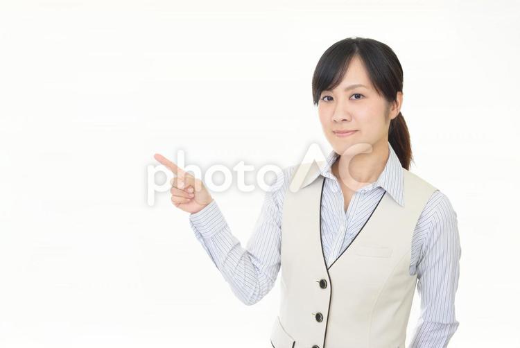 指示する笑顔のビジネスウーマン 女性,ビジネスウーマン,女の写真素材