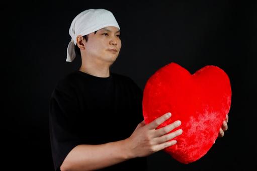 赤いハートを持つ男性 赤いハートを持つ男性の写真