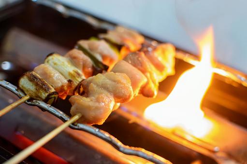 ガス式焼き鳥コンロで焼く焼き鳥 焼き鳥,ガス式,コンロの写真素材