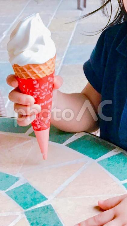 ソフトクリーム持ってる子供 女性,夏,アイスの写真素材