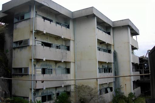 比較的綺麗に残っている軍艦島の社宅 廃墟,軍艦島,端島の写真素材