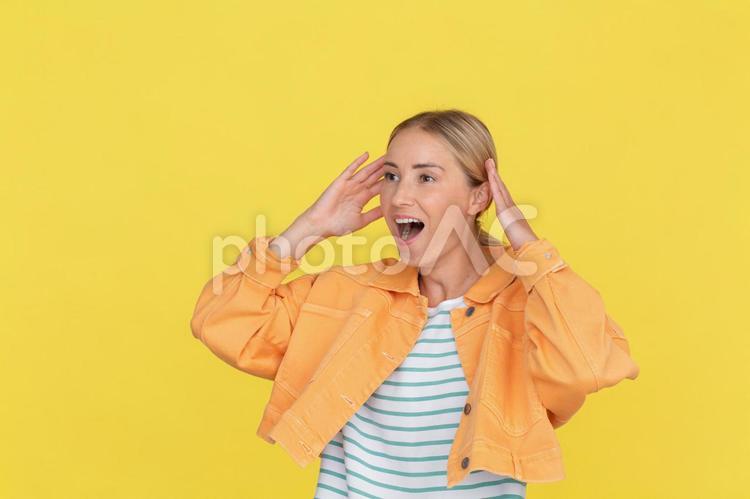頭を抱えて絶叫する女性 女性,頭を抱える,若者の写真素材