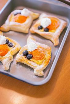 あんずとブルーベリーのデニッシュ 食べ物,スイーツ,デザートの写真素材