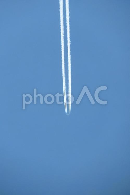 青空にまっすぐ線を引く飛行機雲 空,青空,晴れの写真素材