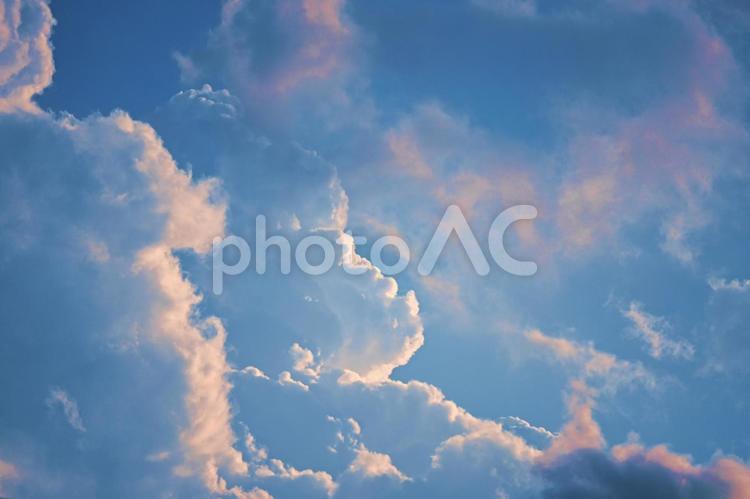青空に架かる夕焼けの雲 暗雲,青空,雲の写真素材